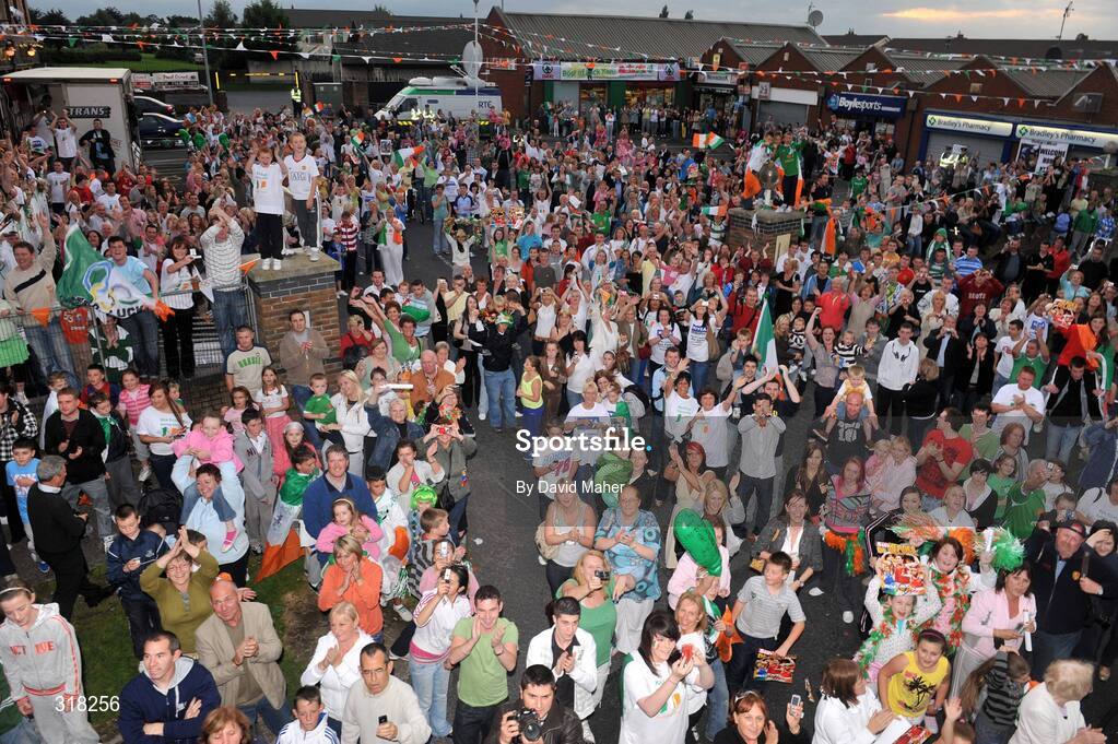 26 August 2008; Olympic silver medallist Kenny Egan is greeted by supporters upon his arrival at Neilstown, Clondalkin, Co. Dublin. Picture credit: David Maher / SPORTSFILE