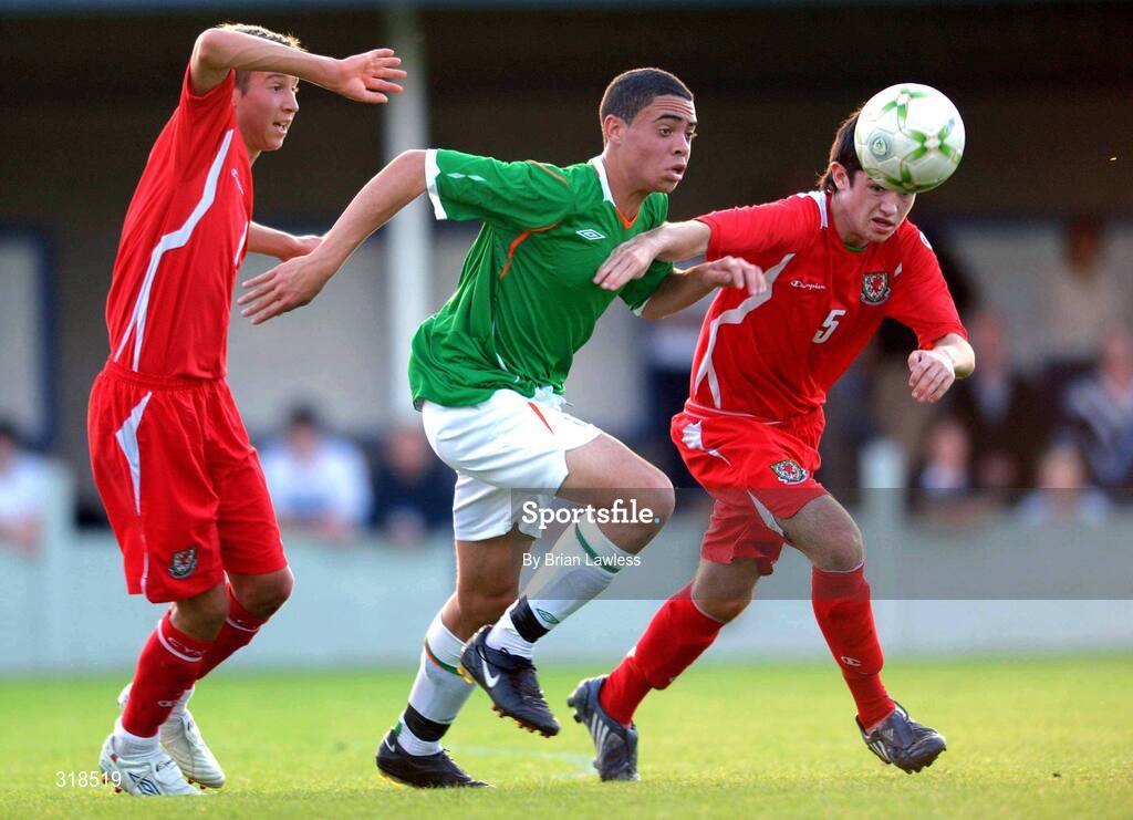 28 August 2008; Derrick Williams, Republic of Ireland, in action against Kurtis March, left, and Brandon Davies, Wales. Under-16 International Friendly, Republic of Ireland  v Wales, Whitehall, Dublin. Picture credit: Brian Lawless / SPORTSFILE