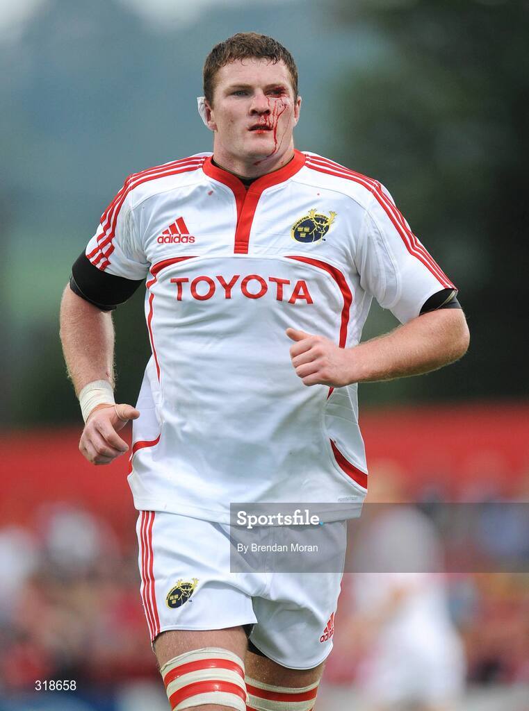 29 August 2008; Donnacha Ryan, Munster, leaves the pitch to receive treatment to a blood injury. Pre-Season Friendly - Munster v London Irish, Musgrave Park, Cork. Picture credit: Brendan Moran / SPORTSFILE