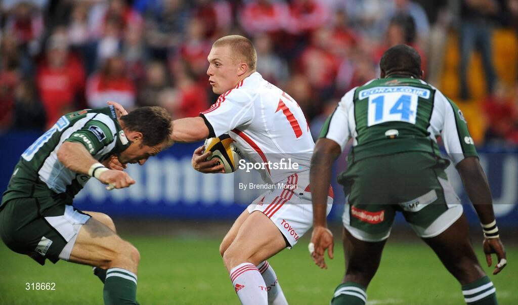 29 August 2008; Keith Earls, Munster, is tackled by Mike Catt, left, and Topsy Ojo, London Irish. Pre-Season Friendly - Munster v London Irish, Musgrave Park, Cork. Picture credit: Brendan Moran / SPORTSFILE