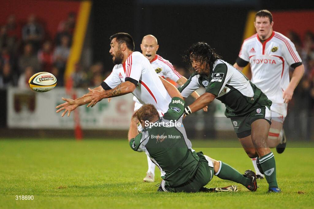 29 August 2008; Rua Tipoki, Munster, gets a pass away despite the tackles of the London Irish defence. Pre-Season Friendly - Munster v London Irish, Musgrave Park, Cork. Picture credit: Brendan Moran / SPORTSFILE