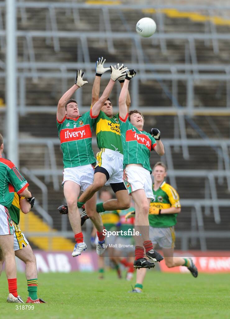 30 August 2008; Wayne Gutherie, Kerry, in action against James Cafferty, left and Eoin Reilly, Mayo. ESB GAA Football All-Ireland Minor Championship Semi-Final Replay, Kerry v Mayo, Gaelic Grounds, Limerick. Picture credit: Matt Browne / SPORTSFILE