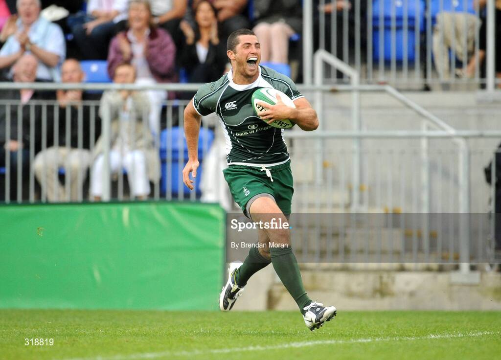 30 August 2008; Rob Kearney, Leinster, celebrates as he runs through to score his side's 4th try against Queensland Reds. Pre-season friendly, Queensland Reds v Leinster, Donnybrook Stadium, Donnybrook, Dublin. Picture credit: Brendan Moran / SPORTSFILE