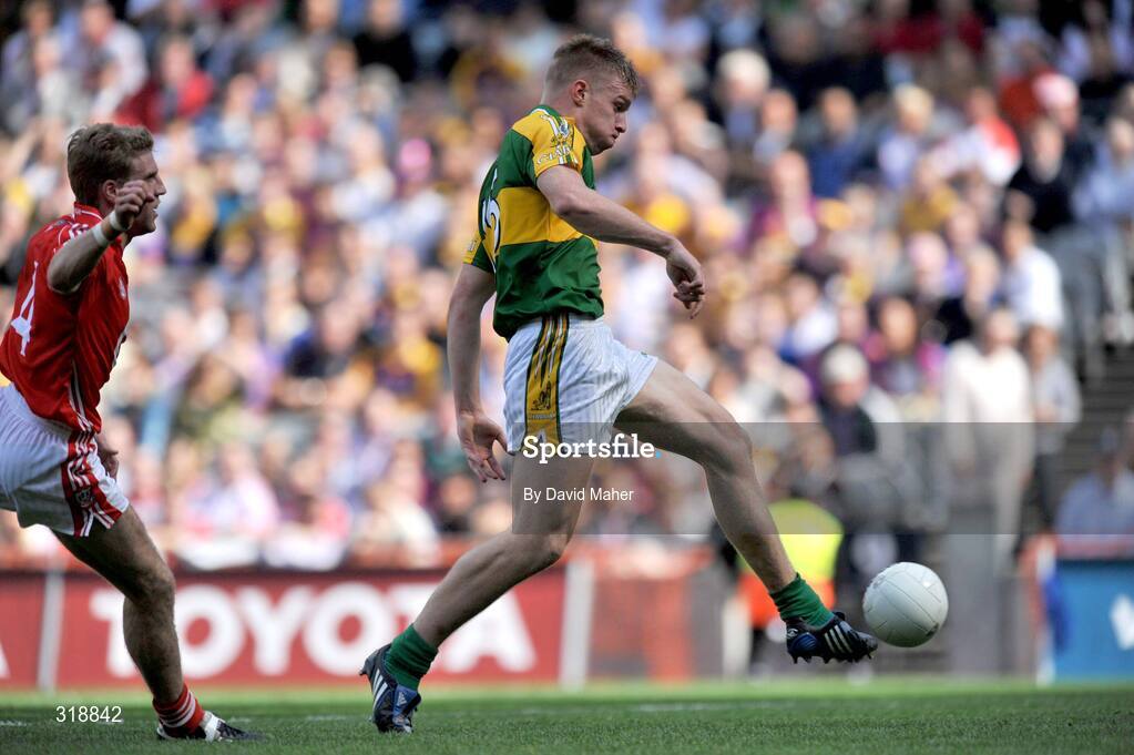 31 August 2008; Tommy Walsh, Kerry, beats Anthony Lynch, Cork, to score his side's first goal. GAA Football All-Ireland Senior Championship Semi-Final Replay, Kerry v Cork, Croke Park, Dublin. Picture credit: David Maher / SPORTSFILE