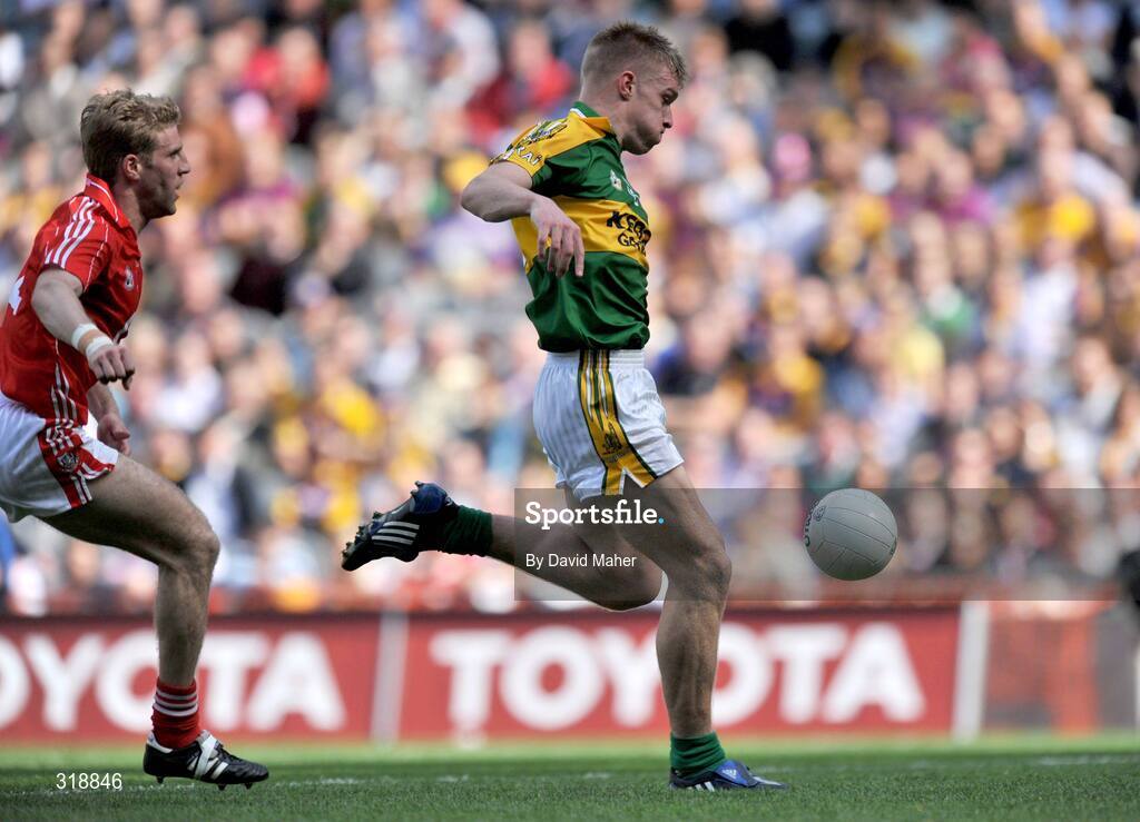 31 August 2008; Tommy Walsh, Kerry, beats Anthony Lynch, Cork, to score his side's first goal. GAA Football All-Ireland Senior Championship Semi-Final Replay, Kerry v Cork, Croke Park, Dublin. Picture credit: David Maher / SPORTSFILE