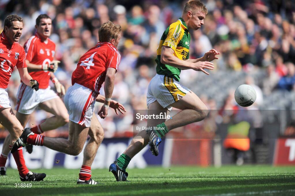 31 August 2008; Tommy Walsh, Kerry, breaks through the Cork defence of Anthony Lynch, no.4 and Diarmuid Duggan to score his side's first goal. GAA Football All-Ireland Senior Championship Semi-Final Replay, Kerry v Cork, Croke Park, Dublin. Picture credit: David Maher / SPORTSFILE
