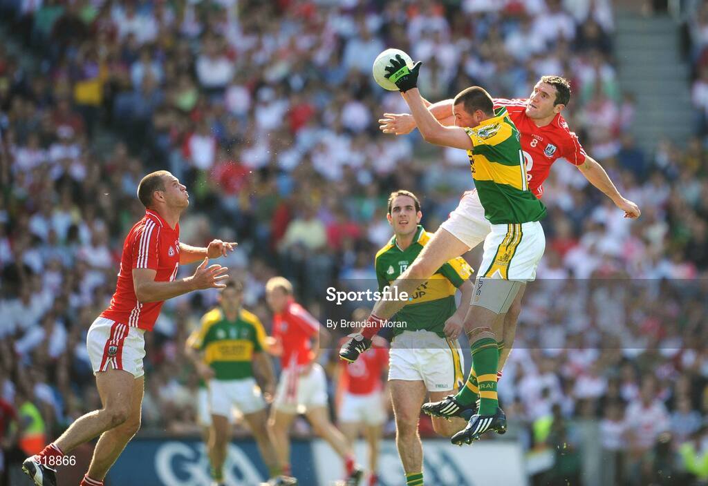 31 August 2008; Kieran Donaghy, Kerry, fields a high ball from Graham Canty and Pierse O'Neill, left, Cork. GAA Football All-Ireland Senior Championship Semi-Final Replay, Kerry v Cork, Croke Park, Dublin. Picture credit: Brendan Moran / SPORTSFILE