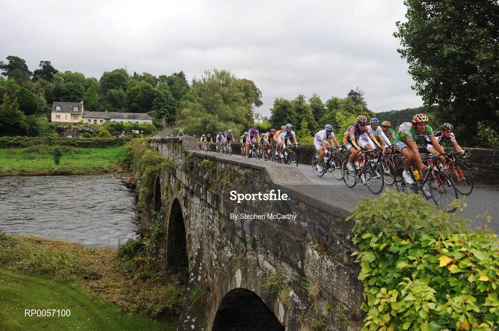 27 August 2008; A general view of the peloton on the approach to Inistioge, Co. Kilkenny. 2008 Tour of Ireland - Stage 1, Dublin - Waterford. Picture credit: Stephen McCarthy / SPORTSFILE  *** Local Caption ***