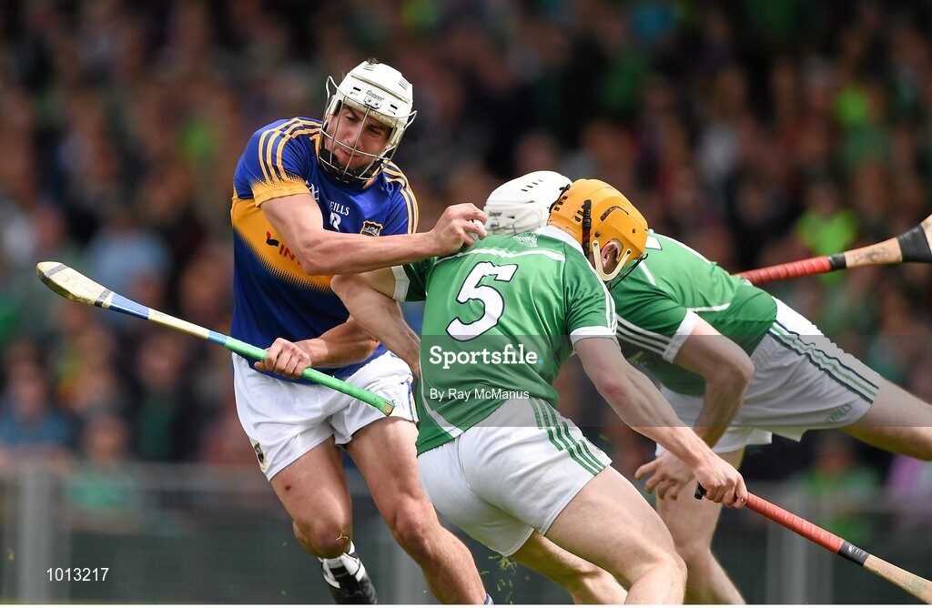 21 June 2015; Patrick Maher, Tipperary, in action against Seanie O'Brien, 5, and Richie McCarthy, Limerick. Munster GAA Hurling Senior Championship, Semi-Final, Limerick v Tipperary, Gaelic Grounds, Limerick. Picture credit: Ray McManus / SPORTSFILE