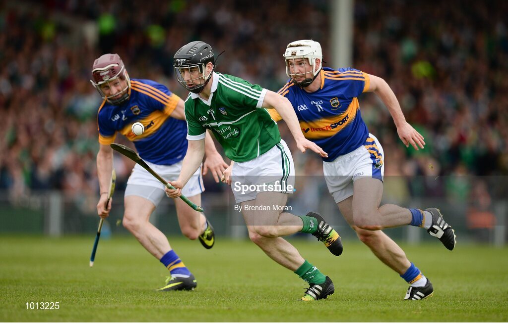 21 June 2015; Graeme Mulcahy, Limerick, in action against Paddy Stapleton, left, and Brendan Maher, Tipperary. Munster GAA Hurling Senior Championship, Semi-Final, Limerick v Tipperary, Gaelic Grounds, Limerick. Picture credit: Brendan Moran / SPORTSFILE