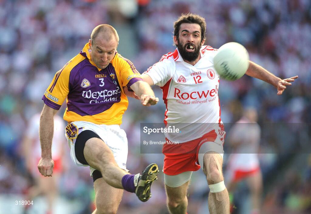 31 August 2008; Philip Wallace, Wexford, kicks a point despite the attention of Joe McMahon, Tyrone. GAA Football All-Ireland Senior Championship Semi-Final, Tyrone v Wexford, Croke Park, Dublin. Picture credit: Brendan Moran / SPORTSFILE