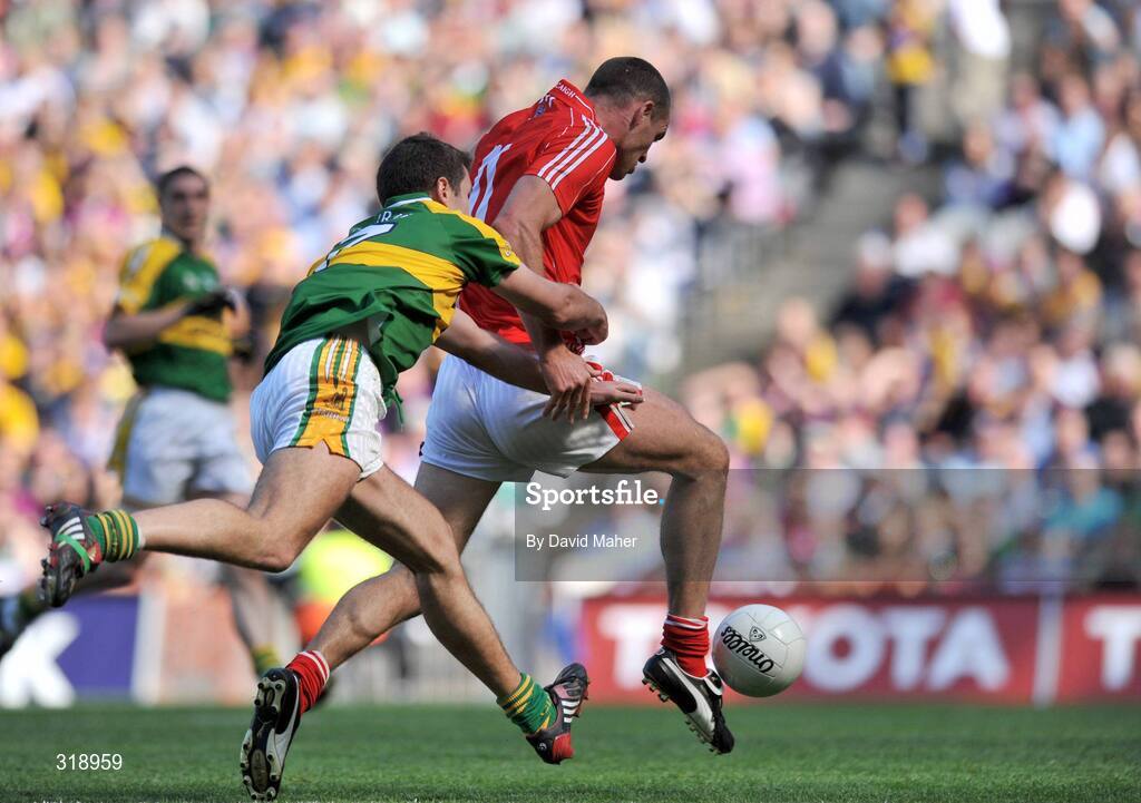 31 August 2008; Pearse O'Neill, Cork, beats Eoin Brosnan, Kerry, to score his side's first goal. GAA Football All-Ireland Senior Championship Semi-Final Replay, Kerry v Cork, Croke Park, Dublin. Picture credit: David Maher / SPORTSFILE