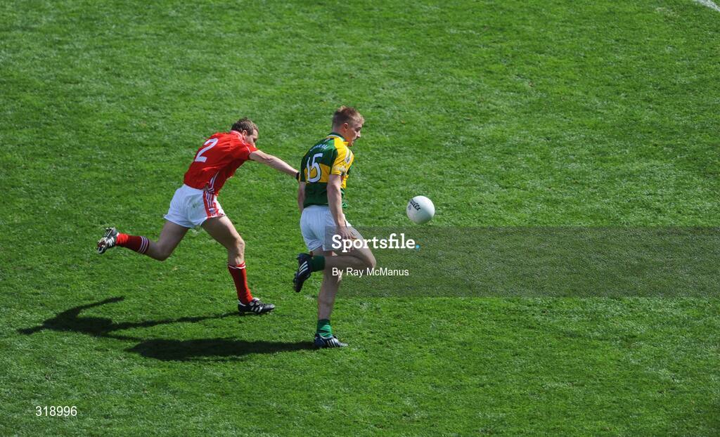 31 August 2008; Tommy Walsh burst past Cork corner-back Diarmuid Duggan on his way to score the first goal for Kerry. GAA Football All-Ireland Senior Championship Semi-Final Replay, Kerry v Cork, Croke Park, Dublin. Picture credit: Ray McManus / SPORTSFILE