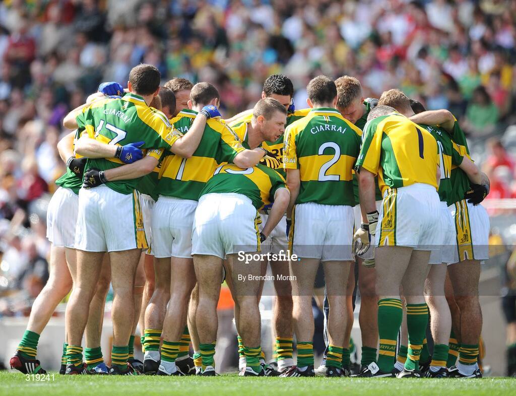 31 August 2008; Kerry captain Tomas O Se speaks to his players before the start of the game. GAA Football All-Ireland Senior Championship Semi-Final Replay, Kerry v Cork, Croke Park, Dublin. Picture credit: Brendan Moran / SPORTSFILE