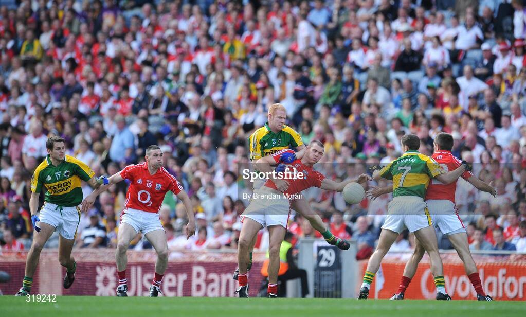 31 August 2008; Pearse O'Neill, Cork, contests a dropping ball with Seamus Scanlon, Kerry. GAA Football All-Ireland Senior Championship Semi-Final Replay, Kerry v Cork, Croke Park, Dublin. Picture credit: Brendan Moran / SPORTSFILE