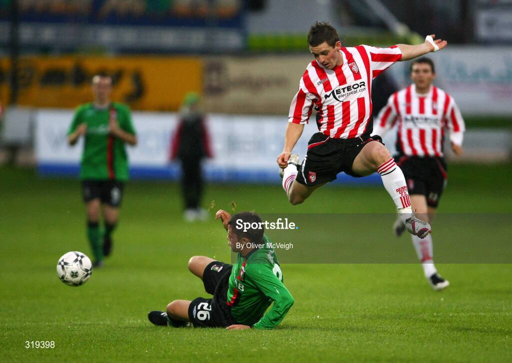 2 Septemeber 2008; Kevin McHugh, Derry City, in action against Johnny Black, Glentoran. Setanta Cup, Derry City v Glentoran, Brandywell, Derry. Picture credit: Oliver McVeigh / SPORTSFILE