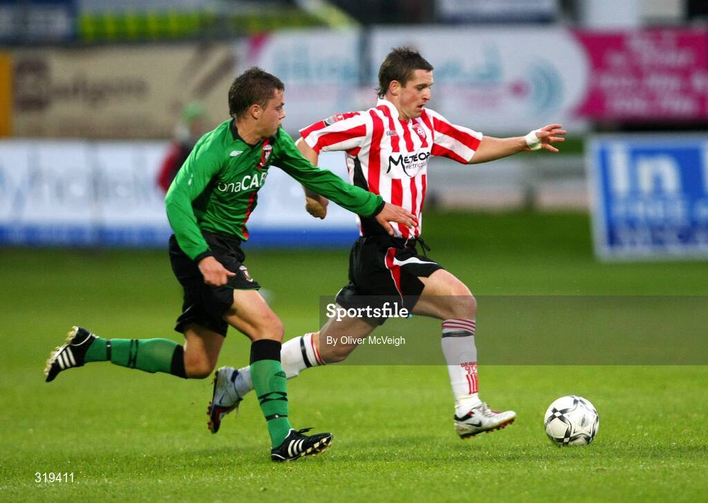 2 Septemeber 2008; Kevin McHugh, Derry City, in action against Johnny Black, Glentoran. Setanta Cup, Derry City v Glentoran, Brandywell, Derry. Picture credit: Oliver McVeigh / SPORTSFILE