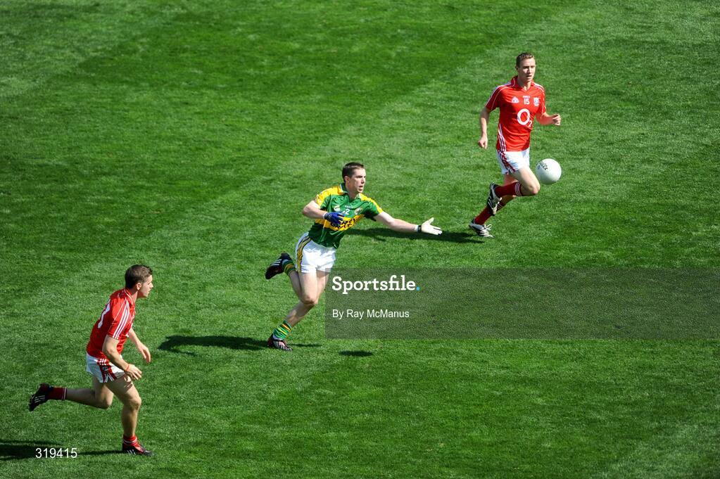 31 August 2008; Marc O Se, Kerry, in action against Daniel Goulding, left, and John Hayes, Cork. GAA Football All-Ireland Senior Championship Semi-Final Replay, Kerry v Cork, Croke Park, Dublin. Picture credit: Ray McManus / SPORTSFILE