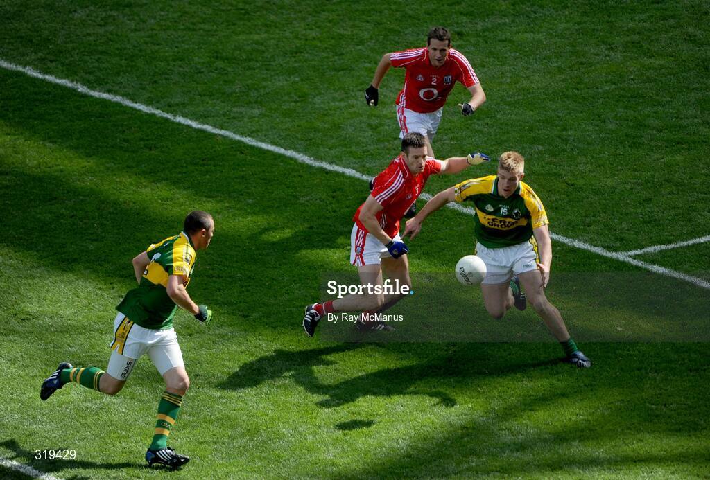 31 August 2008; Kerry's Tommy Walsh supported Kieran Donaghy in action against Derek Kavanagh and Diarmuid Duggan, 2, Cork. GAA Football All-Ireland Senior Championship Semi-Final Replay, Kerry v Cork, Croke Park, Dublin. Picture credit: Ray McManus / SPORTSFILE