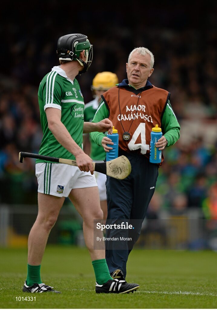 21 June 2015; Member of the Limerick backroom team Conor McCarthy gives water to Stephen Walsh. Munster GAA Hurling Senior Championship, Semi-Final, Limerick v Tipperary, Gaelic Grounds, Limerick. Picture credit: Brendan Moran / SPORTSFILE