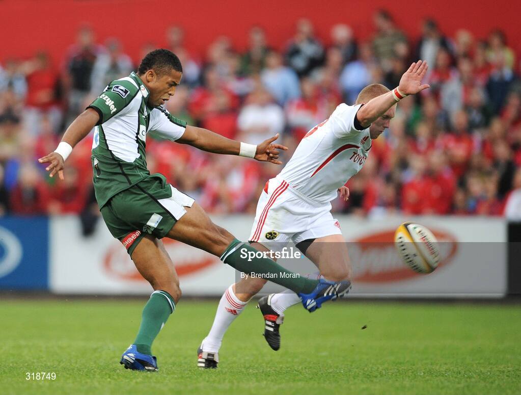 29 August 2008; Delon Armitage, London Irish, kicks downfield against Paul Warwick, Munster. Pre-Season Friendly - Munster v London Irish, Musgrave Park, Cork. Picture credit: Brendan Moran / SPORTSFILE