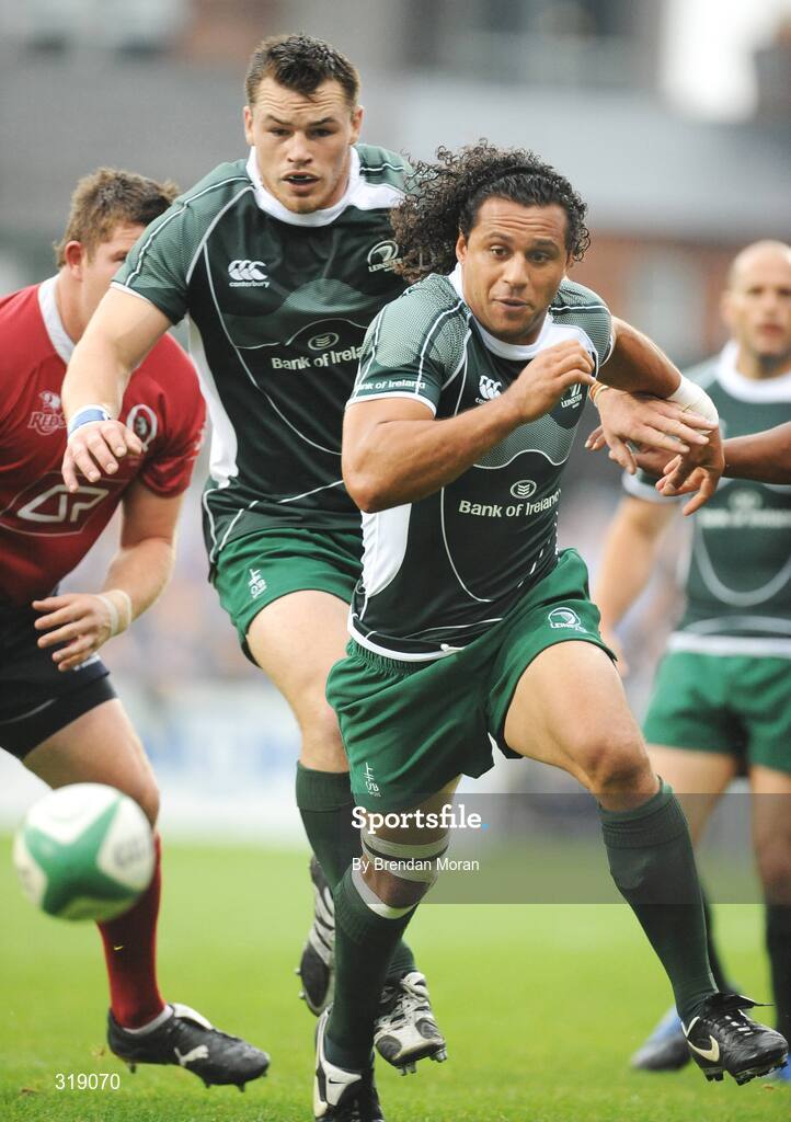 30 August 2008; Isa Nacewa, Leinster, suported by team-mate Cian Healy. Pre-season friendly, Queensland Reds v Leinster, Donnybrook Stadium, Donnybrook, Dublin. Picture credit: Brendan Moran / SPORTSFILE