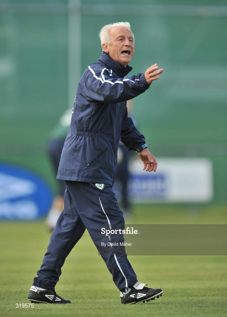 4 September 2008; Republic of Ireland manager Giovanni Trapattoni during a squad training session. Gannon Park, Malahide, Dublin. Picture credit: David Maher / SPORTSFILE