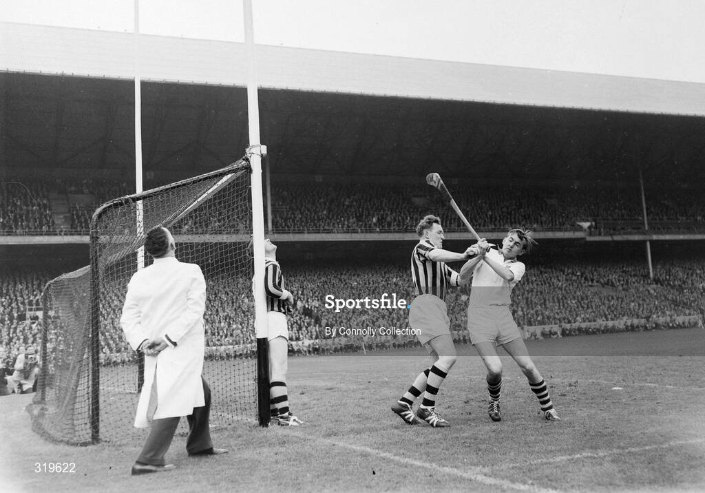 1 September 1963; A general view of the action between Kilkenny and Waterford. All-Ireland Senior Hurling Championship Final, Kilkenny v Waterford, Croke Park, Dublin. Picture credit: Connolly Collection / SPORTSFILE