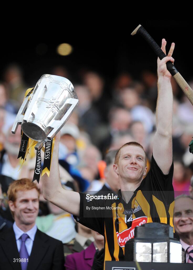 7 September 2008; Henry Shefflin, Kilkenny, lifts the Liam MacCarthy cup after his side's victory over Waterford. GAA Hurling All-Ireland Senior Championship Final, Kilkenny v Waterford, Croke Park, Dublin. Picture credit: Stephen McCarthy / SPORTSFILE
