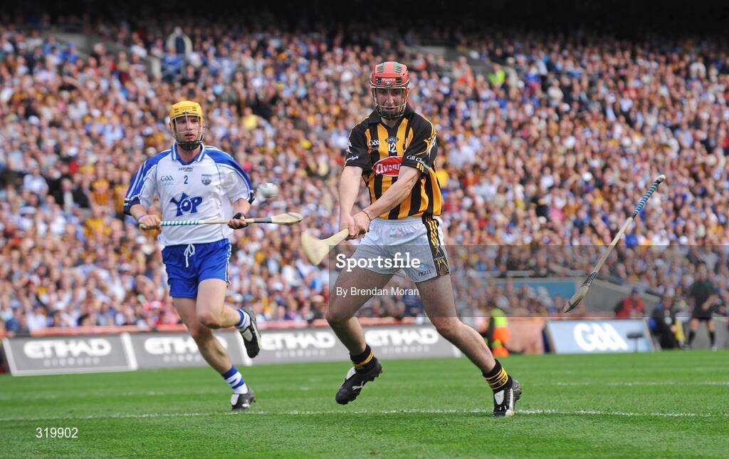 7 September 2008; Eoin Larkin, Kilkenny, scores his side's third goal despite the attention of Eoin Murphy, Waterford and a flying hurley. GAA Hurling All-Ireland Senior Championship Final, Kilkenny v Waterford, Croke Park, Dublin. Picture credit: Brendan Moran / SPORTSFILE