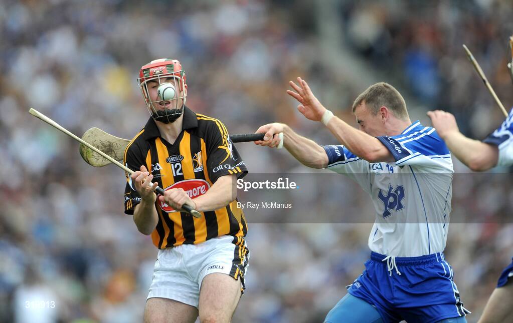 7 September 2008; Eoin Larkin, Kilkenny, in action against Eoin Kelly, Waterford. GAA Hurling All-Ireland Senior Championship Final, Kilkenny v Waterford, Croke Park, Dublin. Picture credit: Ray McManus / SPORTSFILE