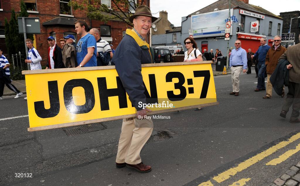 7 September 2008; John 3:7 - Frank Hogan, from Limerick, makes his way down Jones Road to the game. GAA Hurling All-Ireland Senior Championship Final, Kilkenny v Waterford, Croke Park, Dublin. Picture credit: Ray McManus / SPORTSFILE