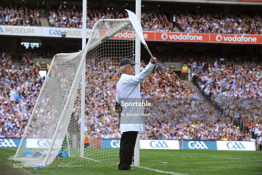 7 September 2008; An umpire waves the white flag to indicate a point. GAA Hurling All-Ireland Senior Championship Final, Kilkenny v Waterford, Croke Park, Dublin. Picture credit: Brendan Moran / SPORTSFILE