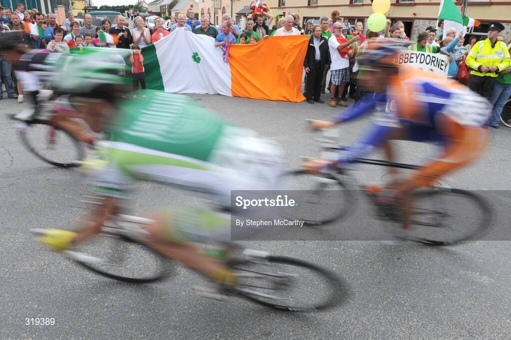 30 August 2008; A general view of the peleton passing through Abbeydorney, Co. Kerry during the fourth stage of the Tour of Ireland. 2008 Tour of Ireland - Stage 4, Limerick - Dingle. Picture credit: Stephen McCarthy / SPORTSFILE