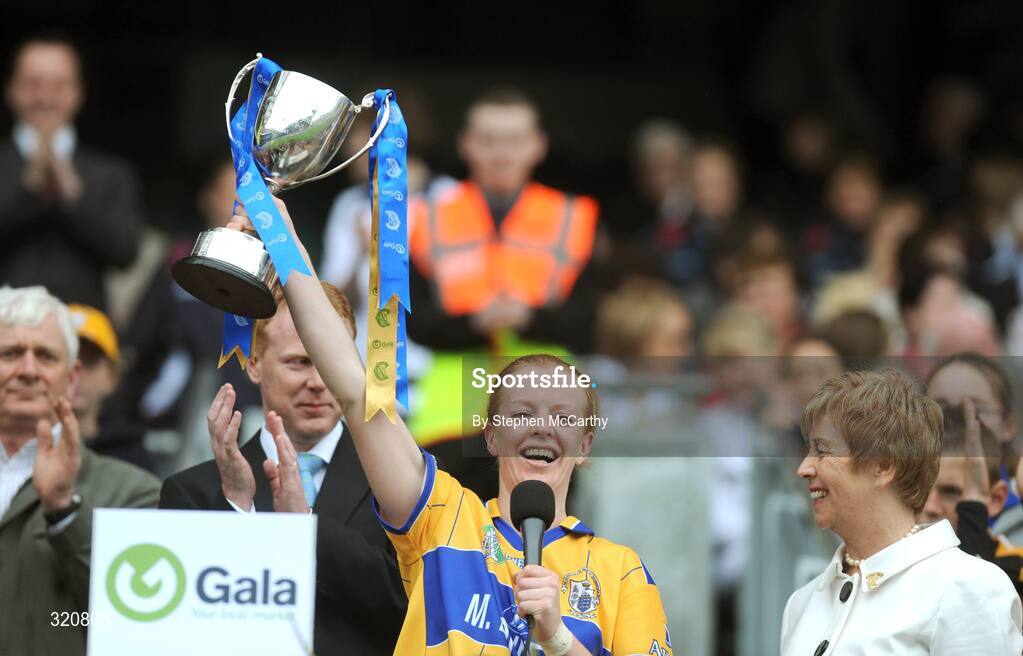 14 September 2008; Clare captain Deidre Murphy lifts the New Ireland Cup, as President of the Camogie Association Liz Howard  and Gary Desmond, CEO of Gala, left, watch on. Gala All-Ireland Junior Camogie Championship Final, Clare v Offaly, Croke Park, Dublin. Picture credit: Stephen McCarthy / SPORTSFILE