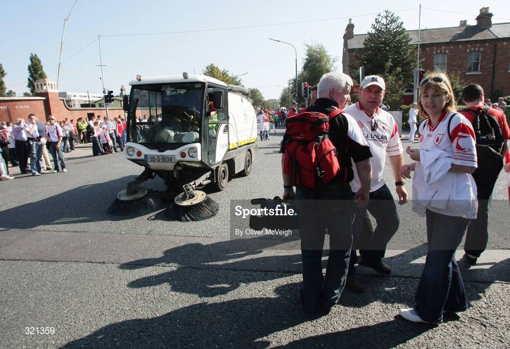 21 September 2008; The road sweeper makes an early start on Clonliffe Road before the GAA Football All-Ireland Senior Championship Final, Kerry v Tyrone, Croke Park, Dublin. Picture credit: Oliver McVeigh / SPORTSFILE