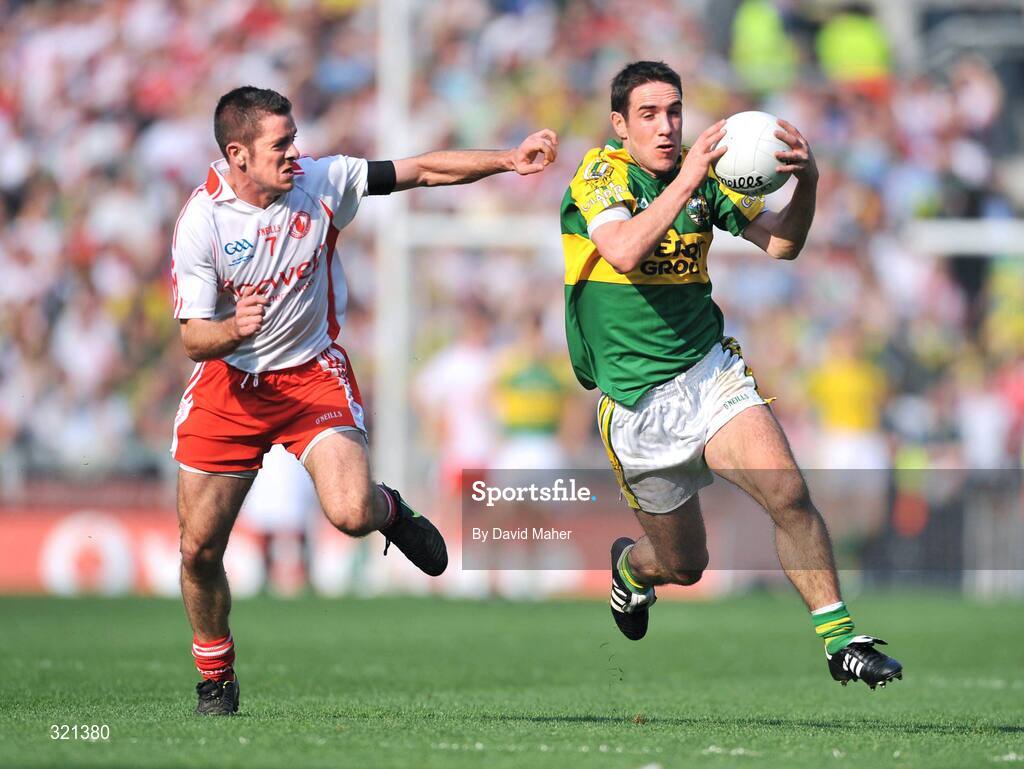 21 September 2008; Declan O'Sullivan, Kerry, in action against Philip Jordan, Tyrone. GAA Football All-Ireland Senior Championship Final, Kerry v Tyrone, Croke Park, Dublin. Picture credit: David Maher / SPORTSFILE