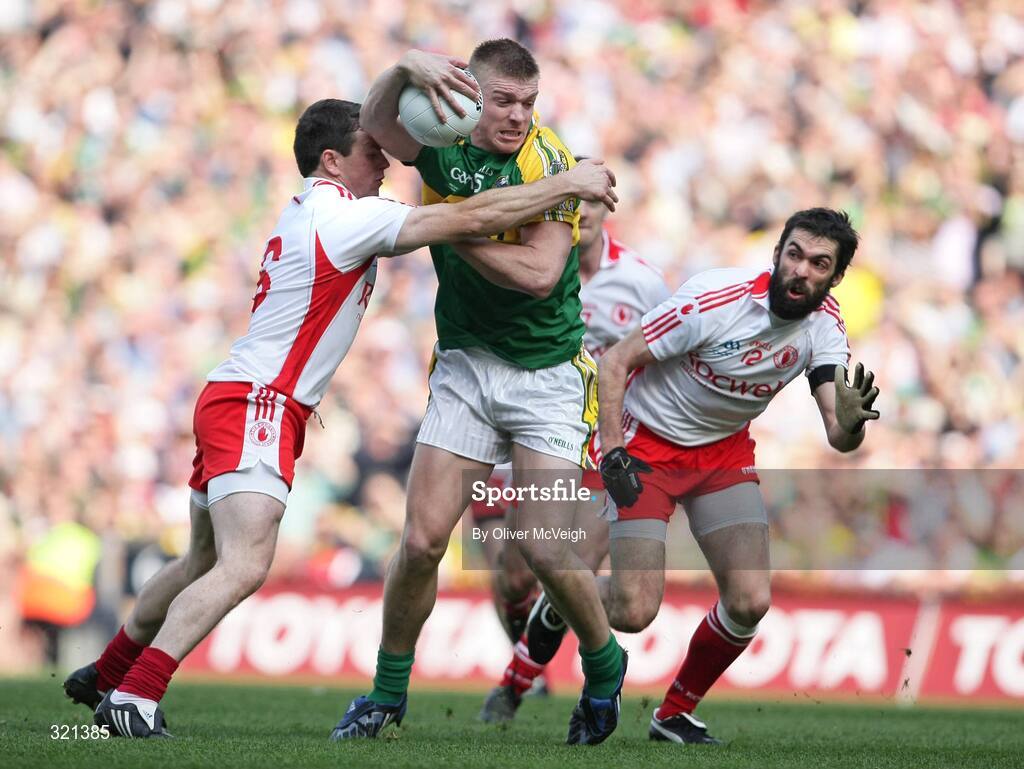 21 September 2008; Tommy Walsh, Kerry, in action against Conor Gormley and Joe McMahon, Tyrone. GAA Football All-Ireland Senior Championship Final, Kerry v Tyrone, Croke Park, Dublin. Picture credit: Oliver McVeigh / SPORTSFILE