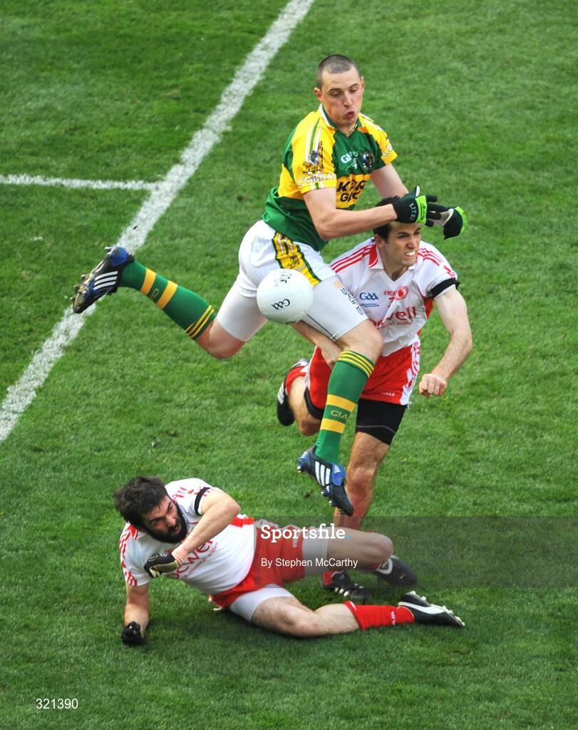 21 September 2008; Kieran Donaghy, Kerry, in action against Joe McMahon, left, and Justin McMahon, Tyrone. GAA Football All-Ireland Senior Championship Final, Kerry v Tyrone, Croke Park, Dublin. Picture credit: Stephen McCarthy / SPORTSFILE