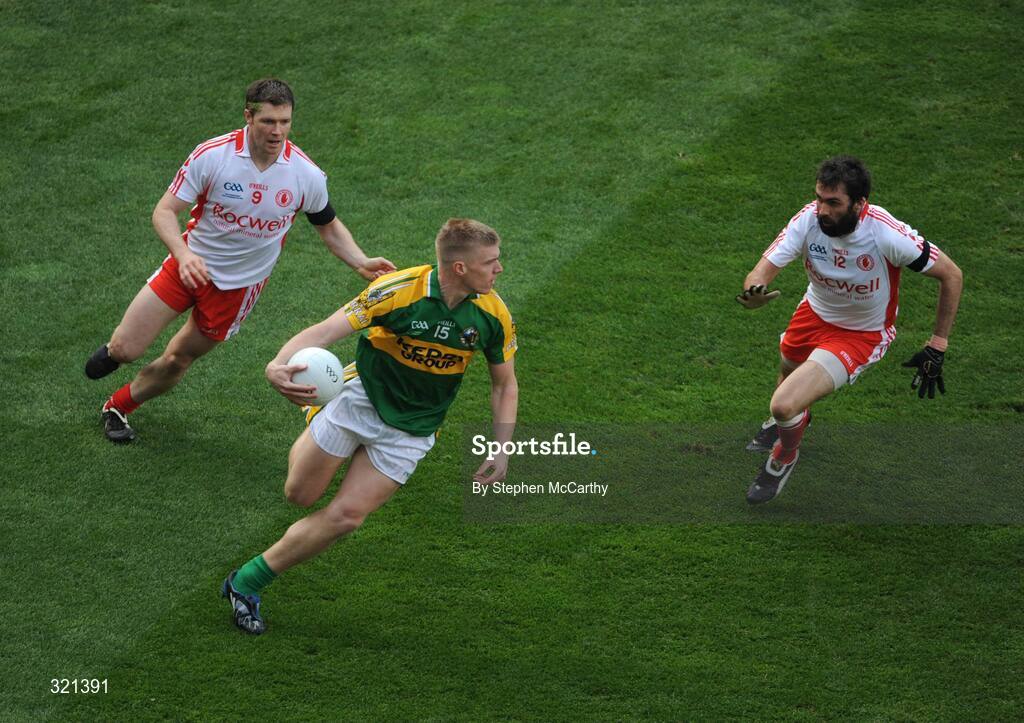 21 September 2008; Tommy Walsh, Kerry, in action against Enda McGinley, left, and Joseph McMahon, Tyrone. GAA Football All-Ireland Senior Championship Final, Kerry v Tyrone, Croke Park, Dublin. Picture credit: Stephen McCarthy / SPORTSFILE