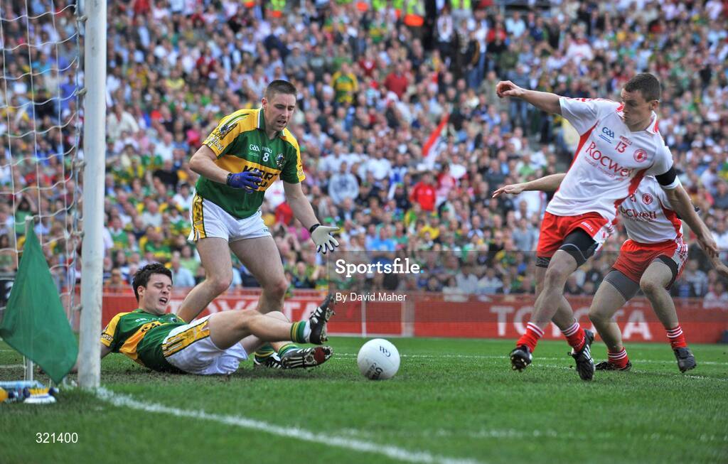 21 September 2008; Tyrone's Tommy McGuigan beats Kerry's Padraig Reidy and Darragh O Se to score his side's only goal of the game. GAA Football All-Ireland Senior Championship Final, Kerry v Tyrone, Croke Park, Dublin. Picture credit: David Maher / SPORTSFILE