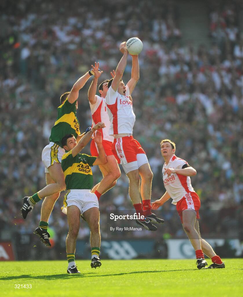 21 September 2008; Sean Cavanagh, Tyrone, out jumps his team-mate Ryan Mellon and Kerry players Darragh O Se and Aidan O'Mahony to win possession. GAA Football All-Ireland Senior Championship Final, Kerry v Tyrone, Croke Park, Dublin. Picture credit: Ray McManus / SPORTSFILE