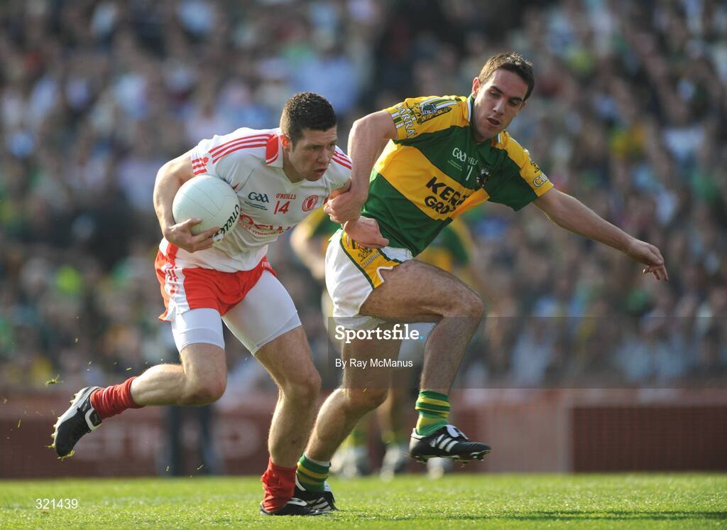 21 September 2008; Sean Cavanagh, Tyrone, is tackled by Declan O'Sullivan, Kerry. GAA Football All-Ireland Senior Championship Final, Kerry v Tyrone, Croke Park, Dublin. Picture credit: Ray McManus / SPORTSFILE
