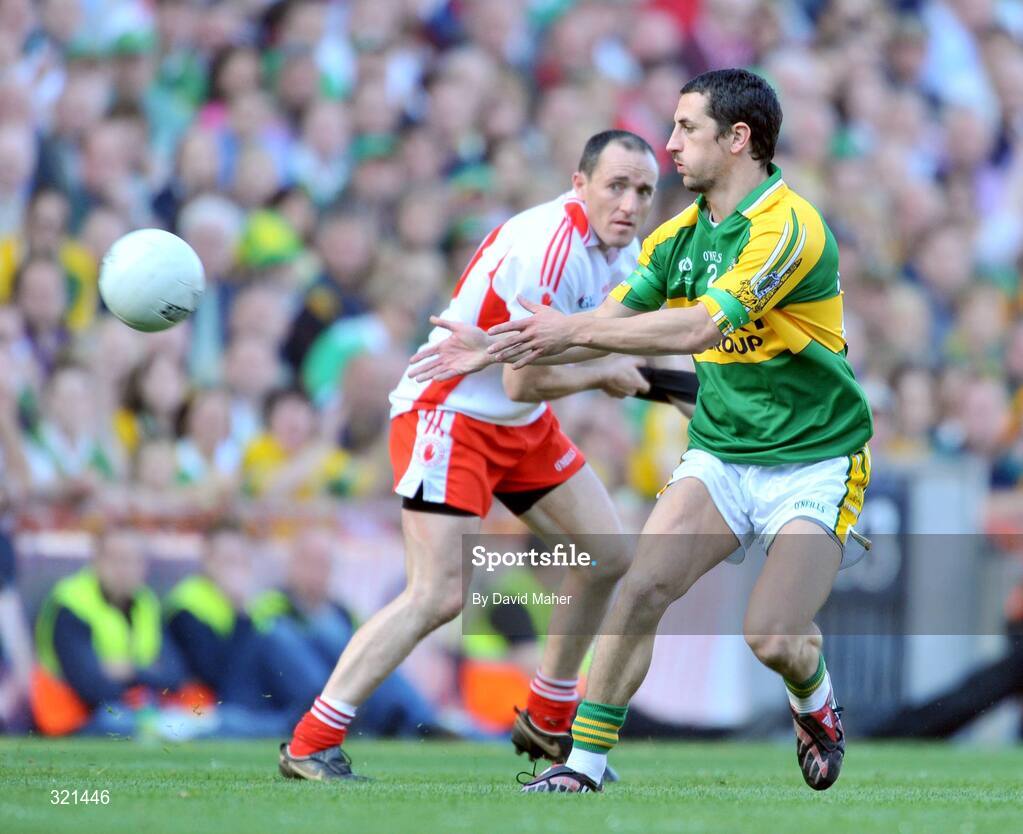 21 September 2008; Paul Galvin, Kerry, receives a pass as Brian Dooher, Tyrone, looks on. GAA Football All-Ireland Senior Championship Final, Kerry v Tyrone, Croke Park, Dublin. Picture credit: David Maher / SPORTSFILE