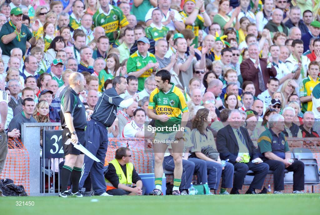 21 September 2008; Kerry manager Pat O'Shea talks with Paul Galvin before he comes on to play during the second half of the game. GAA Football All-Ireland Senior Championship Final, Kerry v Tyrone, Croke Park, Dublin. Picture credit: David Maher / SPORTSFILE