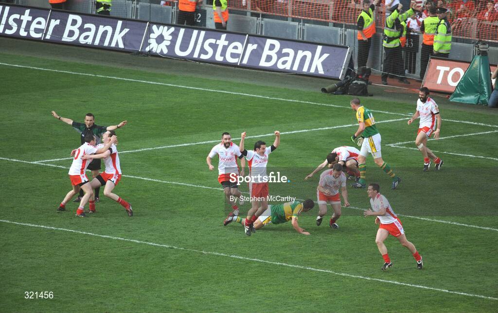 21 September 2008; Tyrone players celebrate as referee Maurice Deegan blows the full time whistle. GAA Football All-Ireland Senior Championship Final, Kerry v Tyrone, Croke Park, Dublin. Picture credit: Stephen McCarthy / SPORTSFILE
