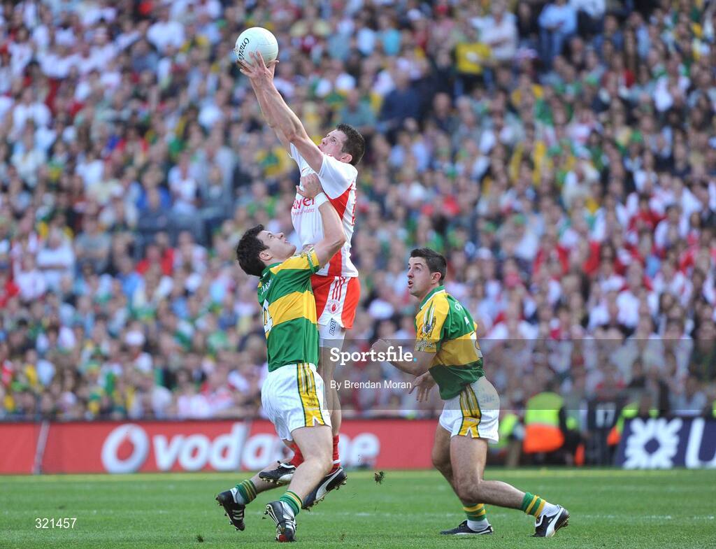 21 September 2008; Sean Cavanagh, Tyrone, fields a high ball ahead of Padraig Reidy, left, and Aidan O'Mahony, Kerry. GAA Football All-Ireland Senior Championship Final, Kerry v Tyrone, Croke Park, Dublin. Picture credit: Brendan Moran / SPORTSFILE