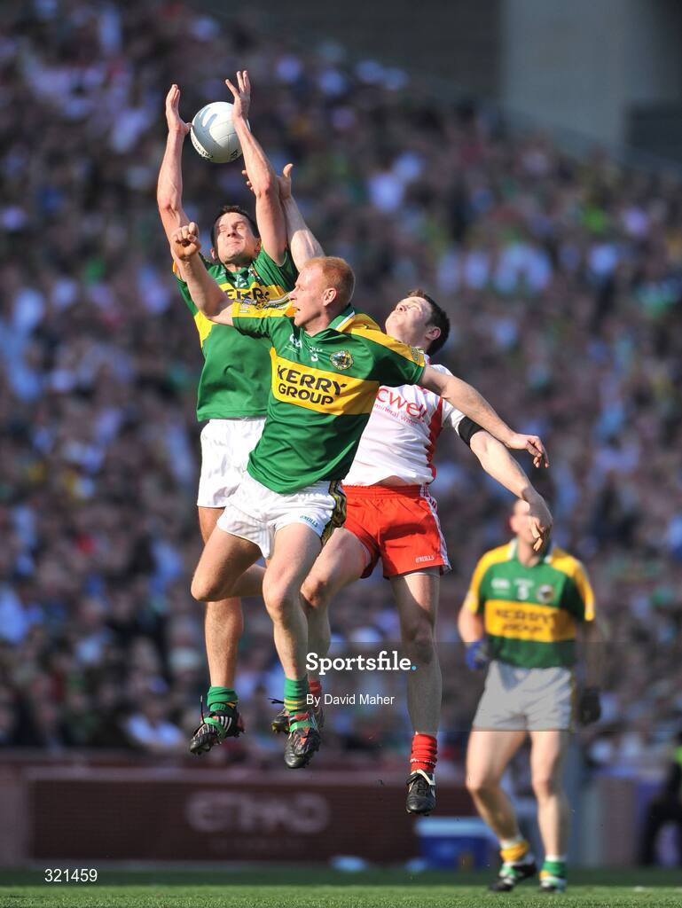 21 September 2008; Eoin Brosnan, left, and Seamus Scanlon, Kerry, in action against Enda McGinley, Tyrone. GAA Football All-Ireland Senior Championship Final, Kerry v Tyrone, Croke Park, Dublin. Picture credit: David Maher / SPORTSFILE