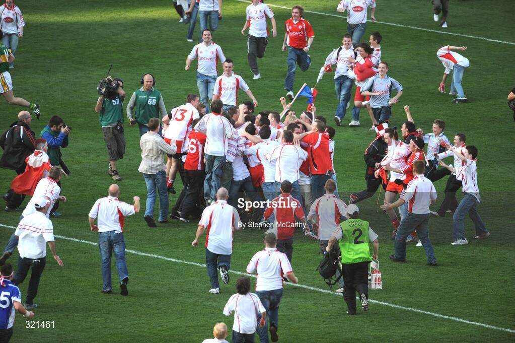 21 September 2008; Tyrone players celebrate at the end of the game. GAA Football All-Ireland Senior Championship Final, Kerry v Tyrone, Croke Park, Dublin. Picture credit: Stephen McCarthy / SPORTSFILE