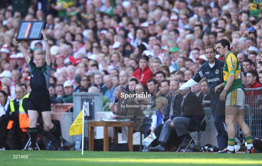 21 September 2008; Paul Galvin, 28, Kerry, gets some last minute instructions from manager Pat O'Shea. GAA Football All-Ireland Senior Championship Final, Kerry v Tyrone, Croke Park, Dublin. Picture credit: Brendan Moran / SPORTSFILE